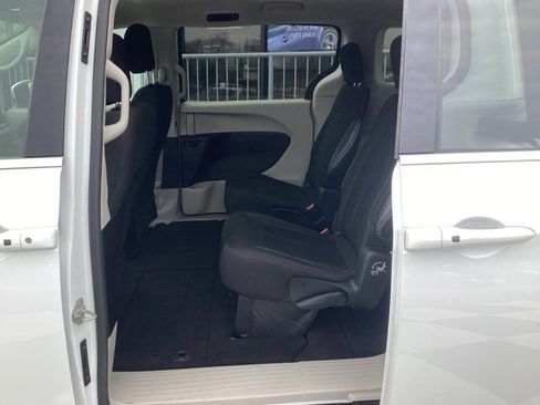 Used 2022 Chrysler Voyager LX image 13