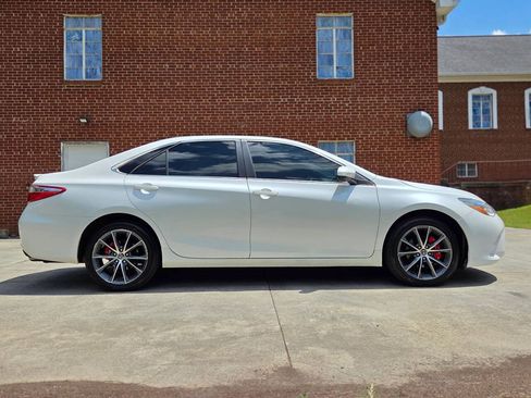 Used 2017 Toyota Camry XSE w/ Moonroof Package FWD image 4