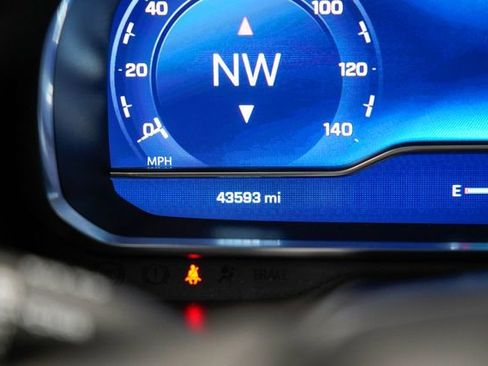 Used 2024 Chevrolet Suburban LT image 34