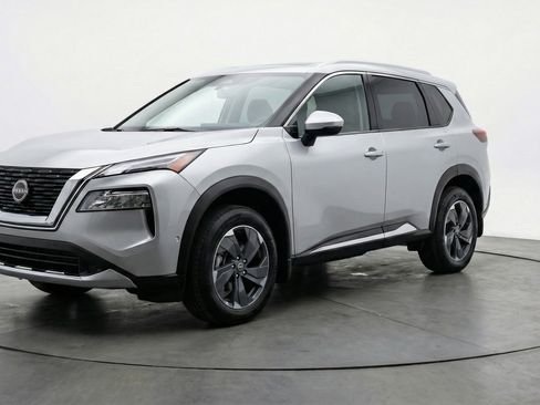 Used 2025 Nissan Rogue SV image 3