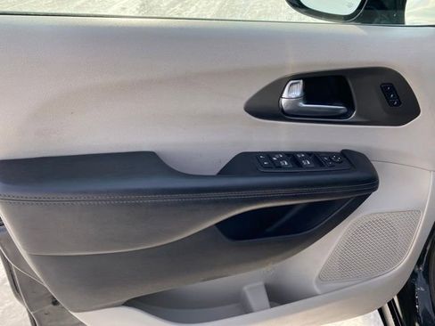 Used 2019 Chrysler Pacifica Limited image 18