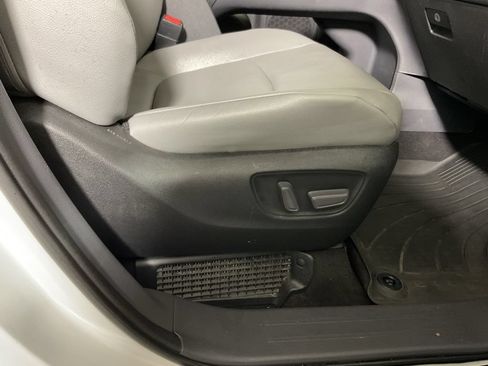 Used 2022 Toyota Sienna XLE FWD image 38