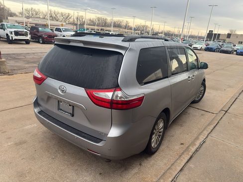 Used 2015 Toyota Sienna XLE image 5