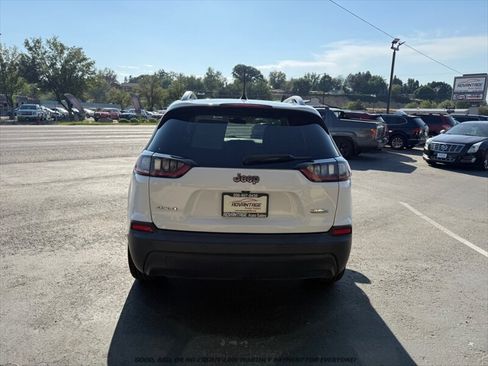 Used 2019 Jeep Cherokee Latitude Plus AWD/4WD image 6