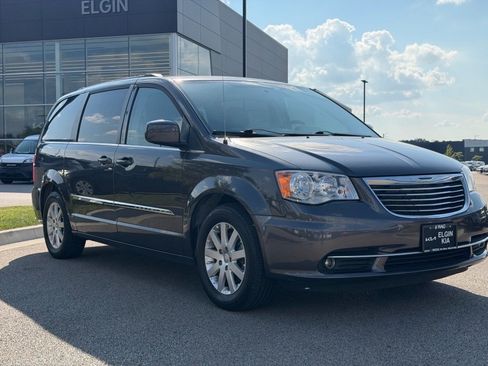 Used 2015 Chrysler Town & Country Touring FWD image 1