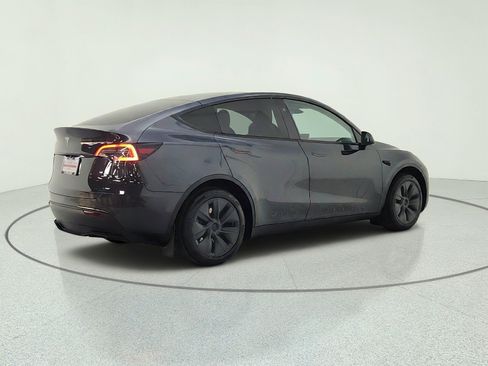 Used 2025 Tesla Model Y Long Range RWD image 5