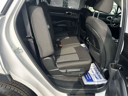 Used 2025 Kia Sorento LX FWD image 25