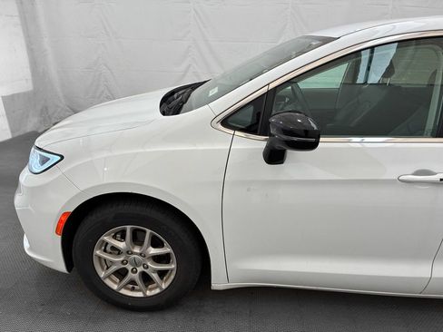 Used 2024 Chrysler Pacifica Touring-L FWD image 3