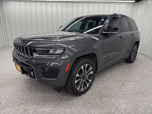 Used 2022 Jeep Grand Cherokee Overland w/ Luxury Tech Group IV AWD/4WD image 3