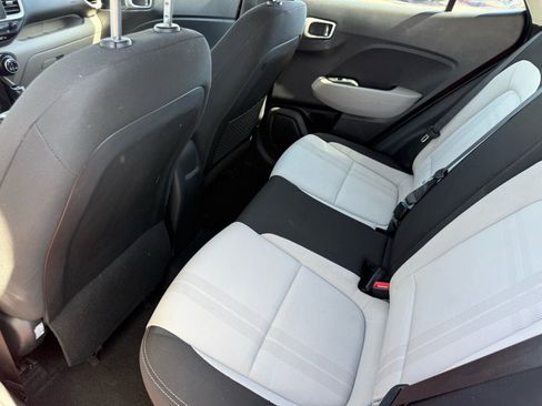 Used 2022 Hyundai Venue SEL image 27