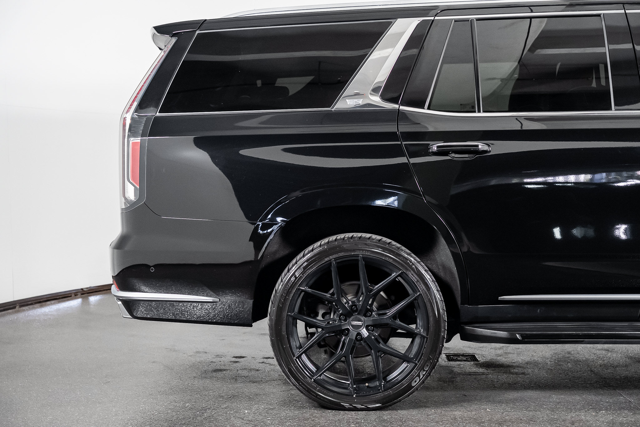 Used 2021 Cadillac Escalade Premium Luxury w/ LPO, Radiant Package AWD/4WD image 31