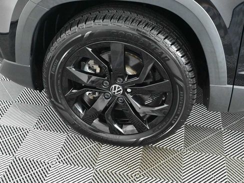 Certified 2022 Volkswagen Taos SE FWD image 28