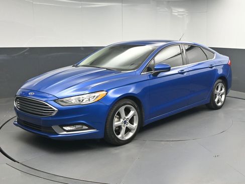 Used 2017 Ford Fusion SE w/ Equipment Group 201A FWD image 3