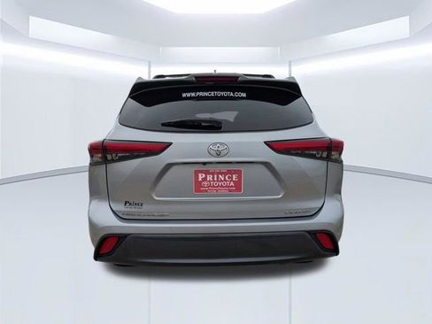 Used 2022 Toyota Highlander Limited FWD image 4