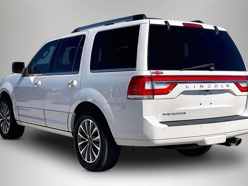 Used 2017 Lincoln Navigator Select RWD image 4