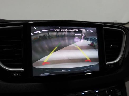 Used 2024 Chrysler Pacifica Touring-L FWD image 26