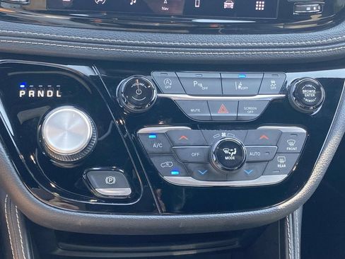 Used 2025 Chrysler Pacifica Limited FWD image 29