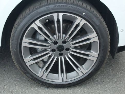 New 2026 Land Rover Range Rover Long Wheelbase SE image 9