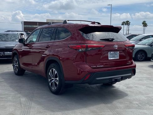 Used 2022 Toyota Highlander XLE AWD/4WD image 7