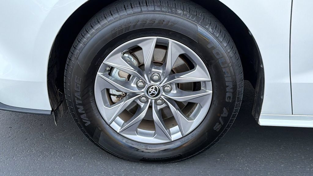 Certified 2025 Toyota Sienna XLE FWD image 9