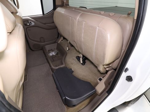 Used 2011 Nissan Frontier SL image 22