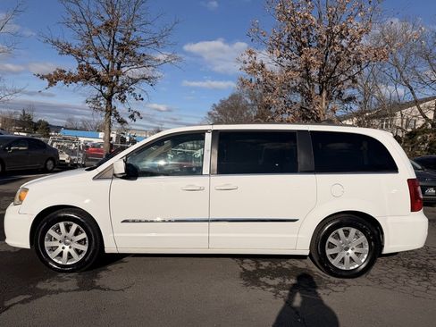 Used 2015 Chrysler Town & Country Touring image 5
