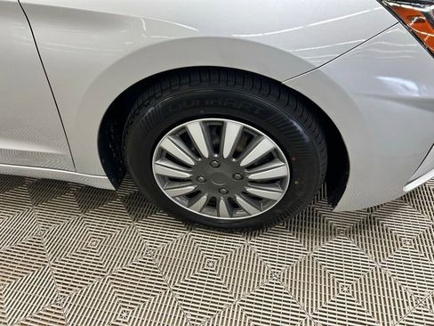 Used 2019 Hyundai Elantra SE w/ Cargo Package FWD image 2