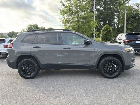 Used 2023 Jeep Cherokee Altitude Lux AWD/4WD image 2