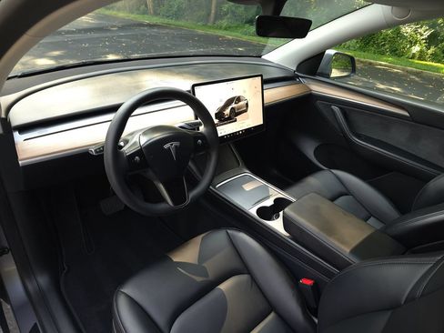 Used 2025 Tesla Model Y Long Range RWD image 3