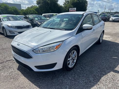 Used 2017 Ford Focus SE FWD image 3
