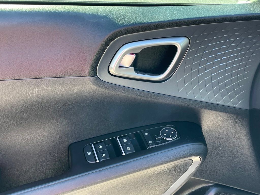 Used 2020 Kia Soul GT-Line FWD image 11