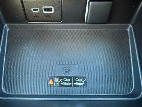 Used 2024 Chevrolet Suburban Z71 w/ Luxury Package image 32