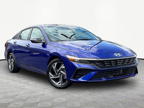 Used 2025 Hyundai Elantra SEL w/ Cargo Package FWD image 3