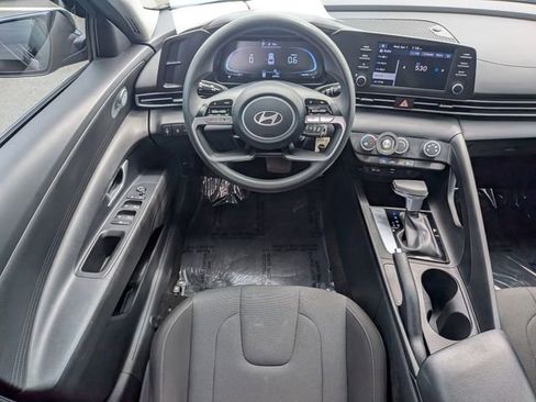 Used 2024 Hyundai Elantra SE image 17