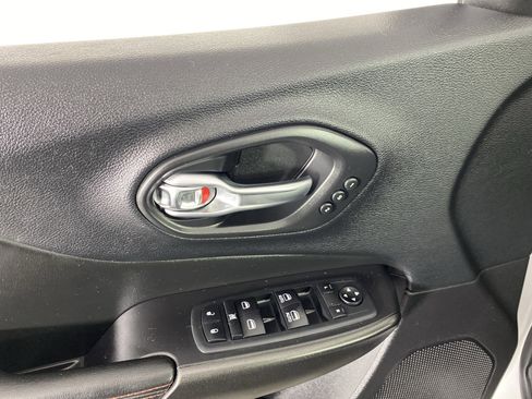 Used 2020 Jeep Cherokee Trailhawk image 17