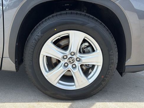 Used 2025 Toyota Highlander LE image 34