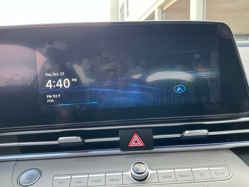 Used 2025 Hyundai Elantra Limited image 30