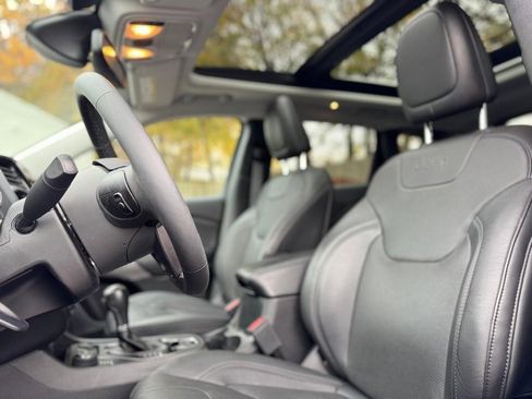 Used 2021 Jeep Cherokee Limited image 17