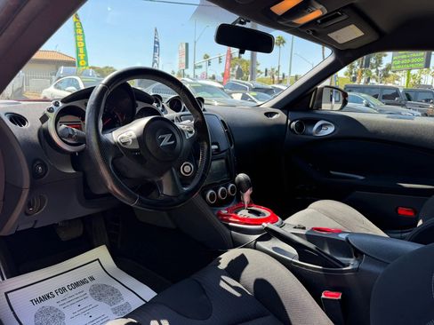 Used 2011 Nissan 370Z Coupe RWD image 9