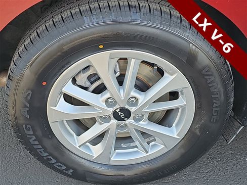 Used 2024 Kia Carnival LX image 12