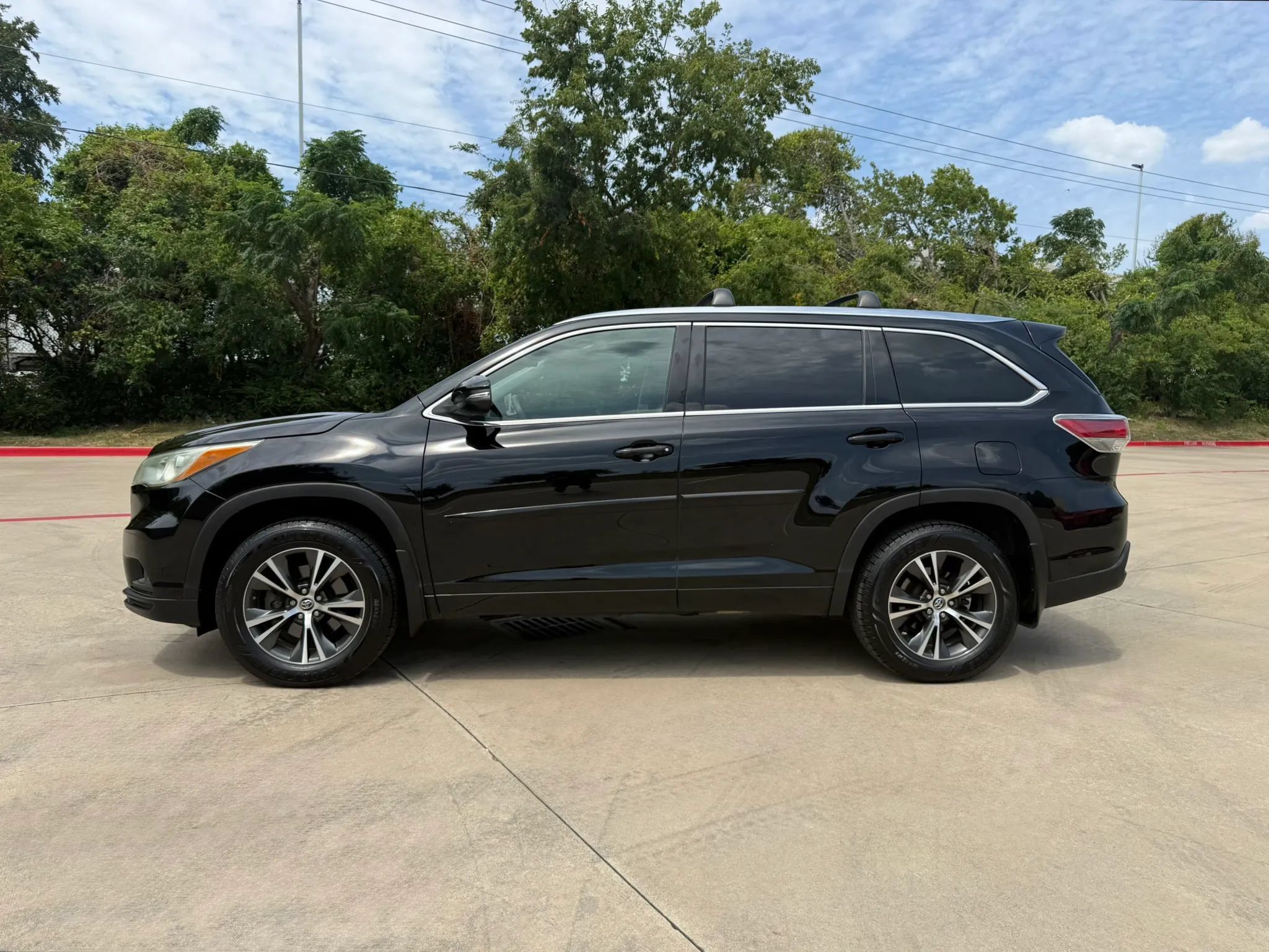 Used 2016 Toyota Highlander XLE w/ Protection Package #3 AWD/4WD image 3