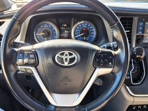 Used 2017 Toyota Sienna XLE Premium w/ Cargo Management Package image 20