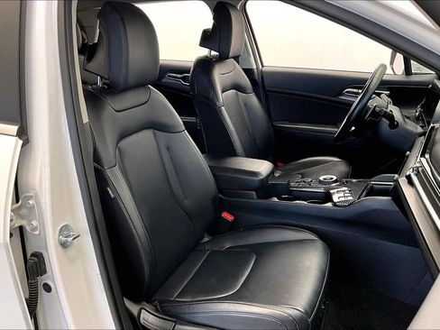 Used 2023 Kia Sportage EX image 7