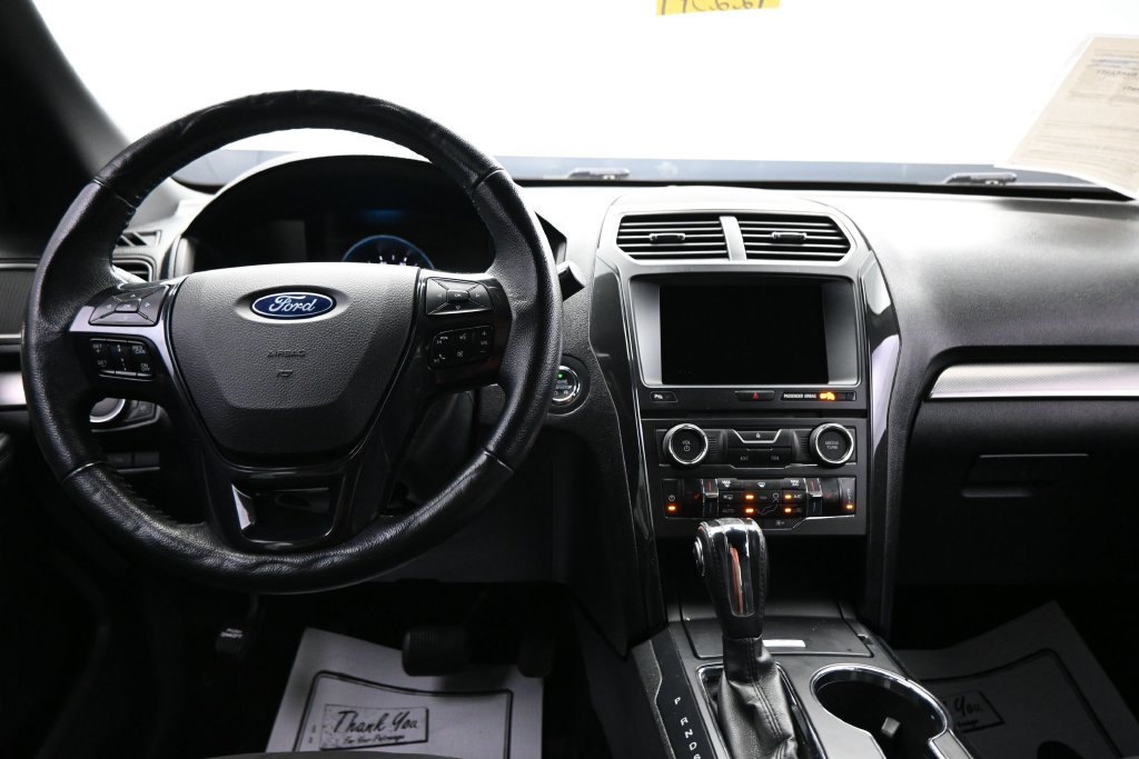 Used 2018 Ford Explorer XLT w/ XLT Appearance Package AWD/4WD image 14