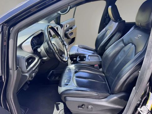 Used 2022 Chrysler Pacifica Touring-L w/ S Appearance Package FWD image 11