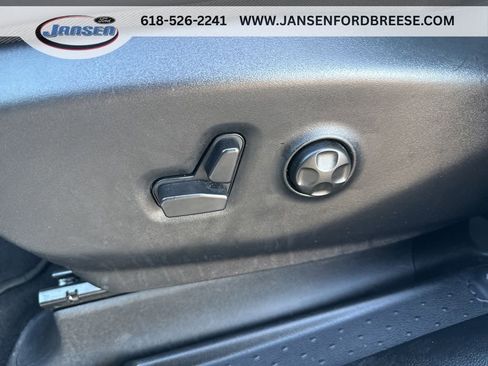 Used 2025 Chrysler Pacifica Select image 12