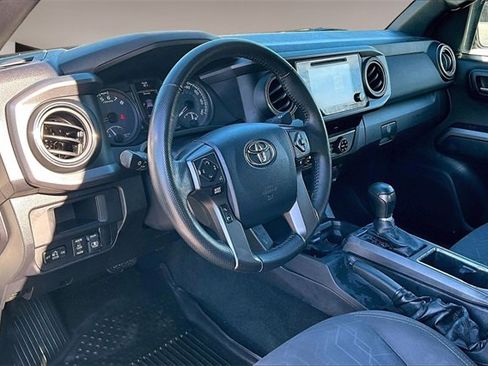 Used 2017 Toyota Tacoma TRD Sport image 15