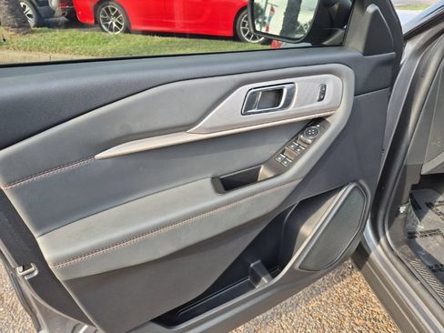 Used 2025 Ford Explorer Active RWD image 12
