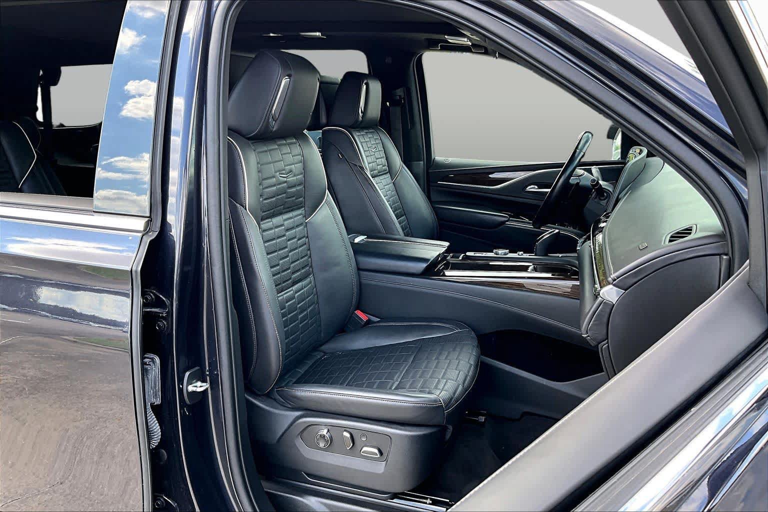 Used 2022 Cadillac Escalade Premium Luxury Platinum AWD/4WD image 8
