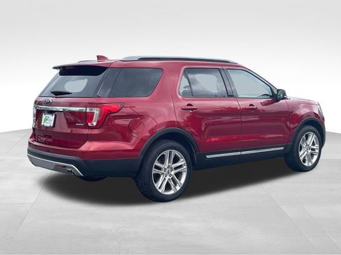 Used 2017 Ford Explorer XLT w/ Equipment Group 202A AWD/4WD image 8